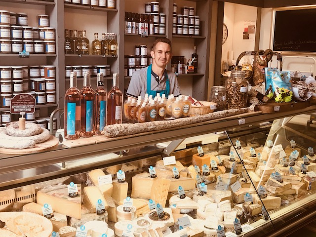 Vitrine de la boutique Laiterie Gilbert Championnet à Grenoble